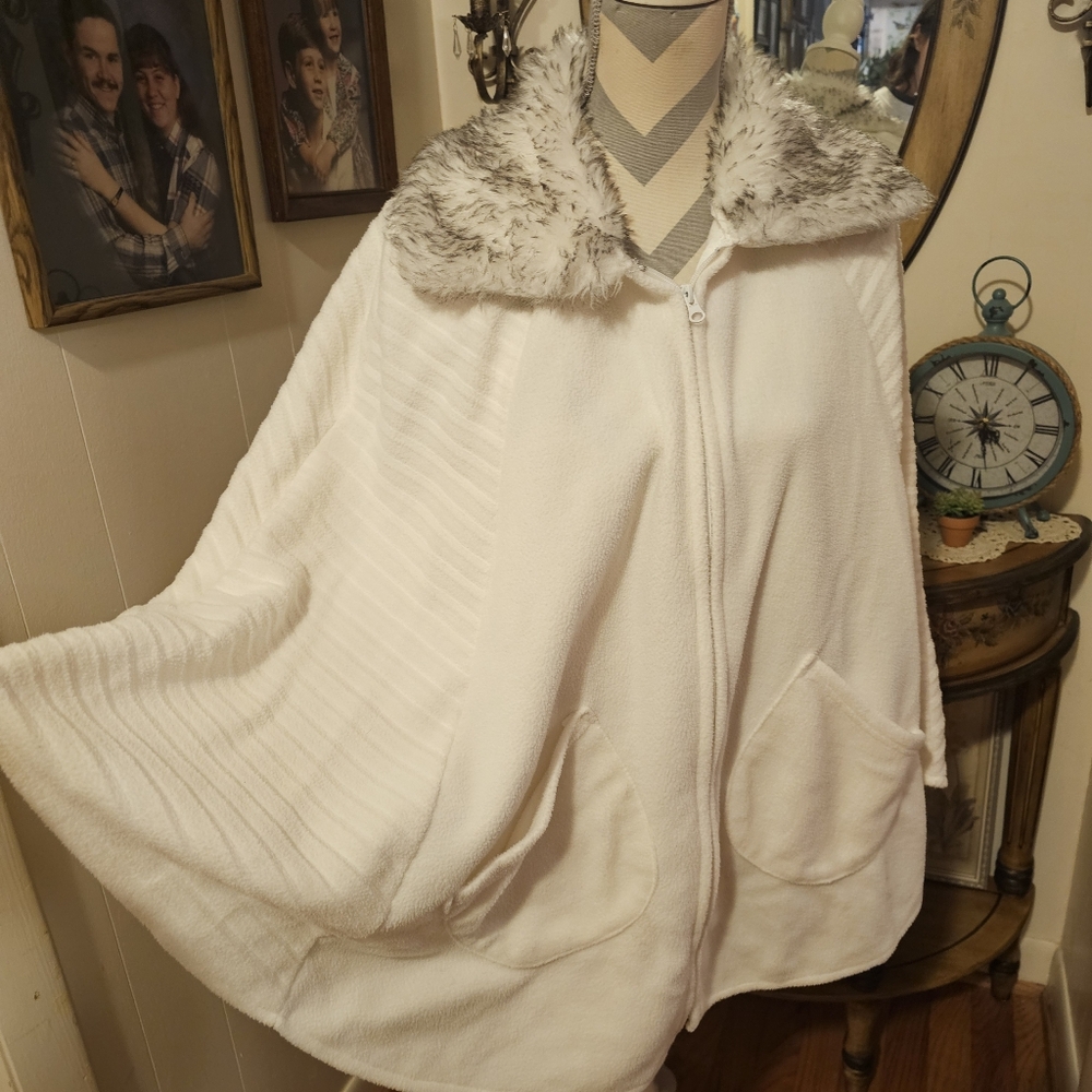 Women's White Faux Fur Collar Sweater Cape Poncho